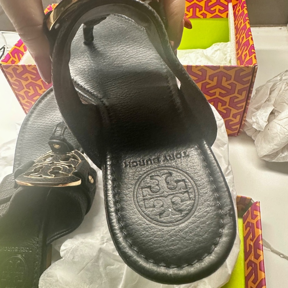 Tory Burch Black Leather Thong Sandals with Gold Logo - Picture 10 of 14